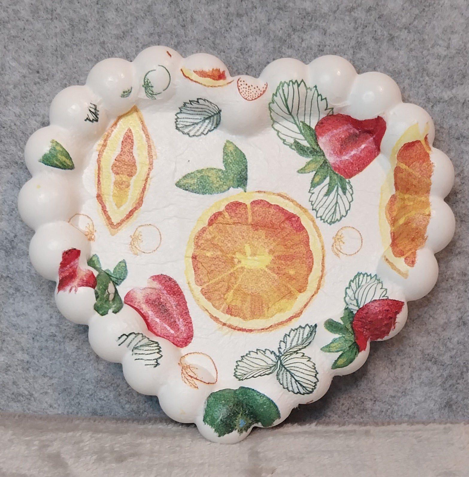Bubbel Tablett Herz mit Servietten-Technik – Erdbeere & Orange – Handgefertigtes Einzelstück – Dekotablett Herz ca. 13 x 11 cm