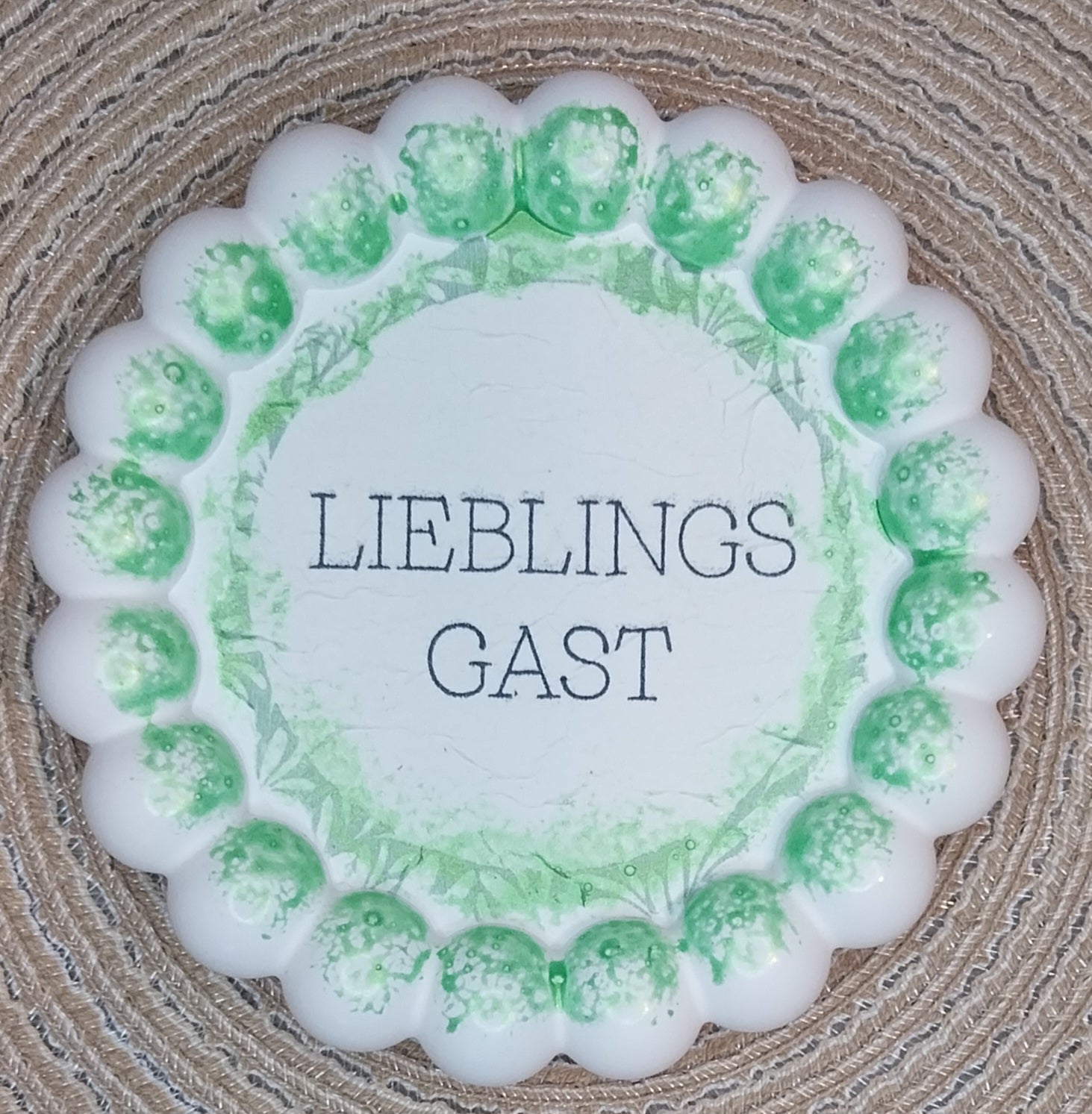 Bubbel Tablett Rund „Lieblingsgast“ – Handgefertigtes Einzelstück mit Servietten-Technik – Dekotablett ca. 16 cm
