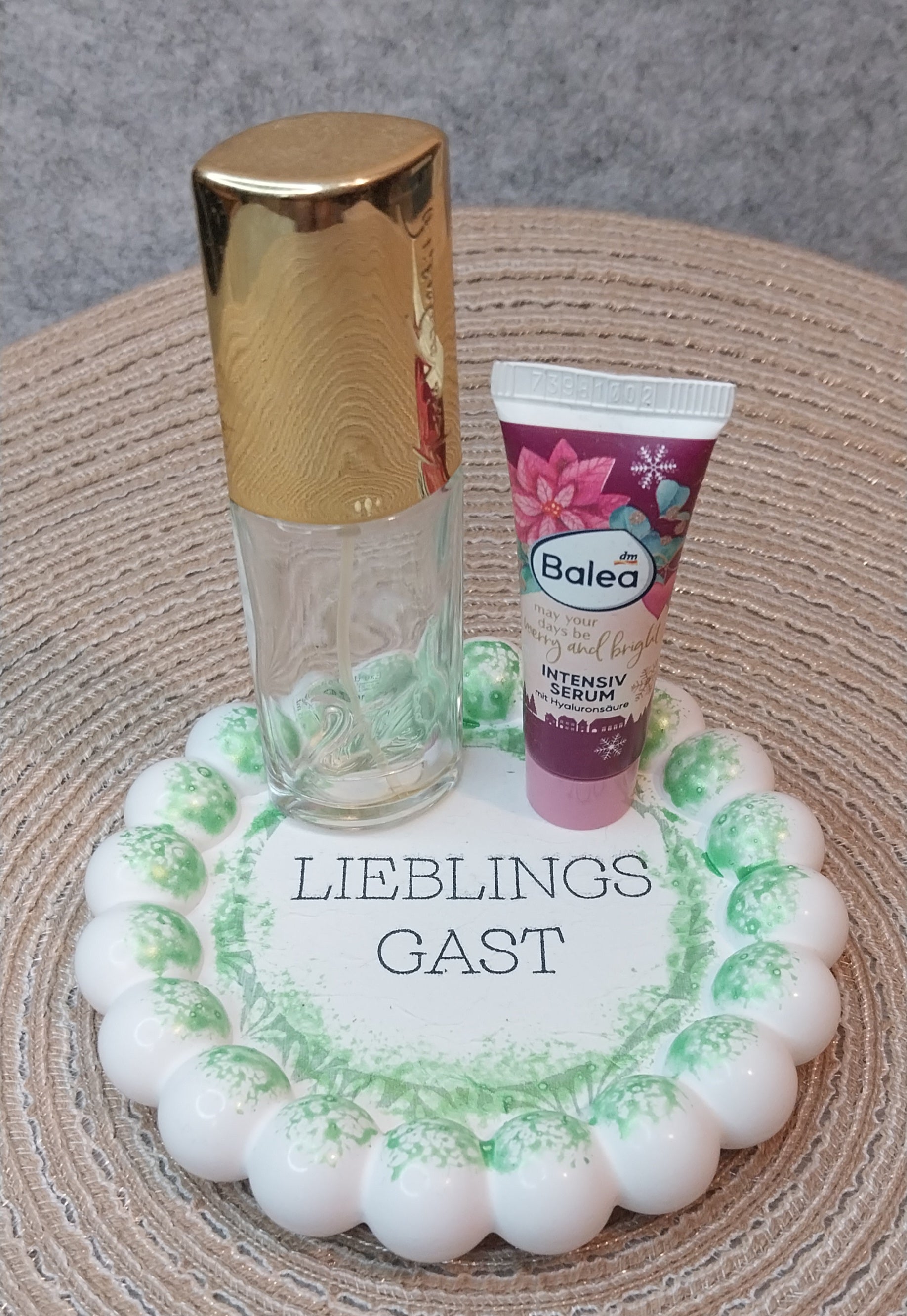 Bubbel Tablett Rund „Lieblingsgast“ – Handgefertigtes Einzelstück mit Servietten-Technik – Dekotablett ca. 16 cm