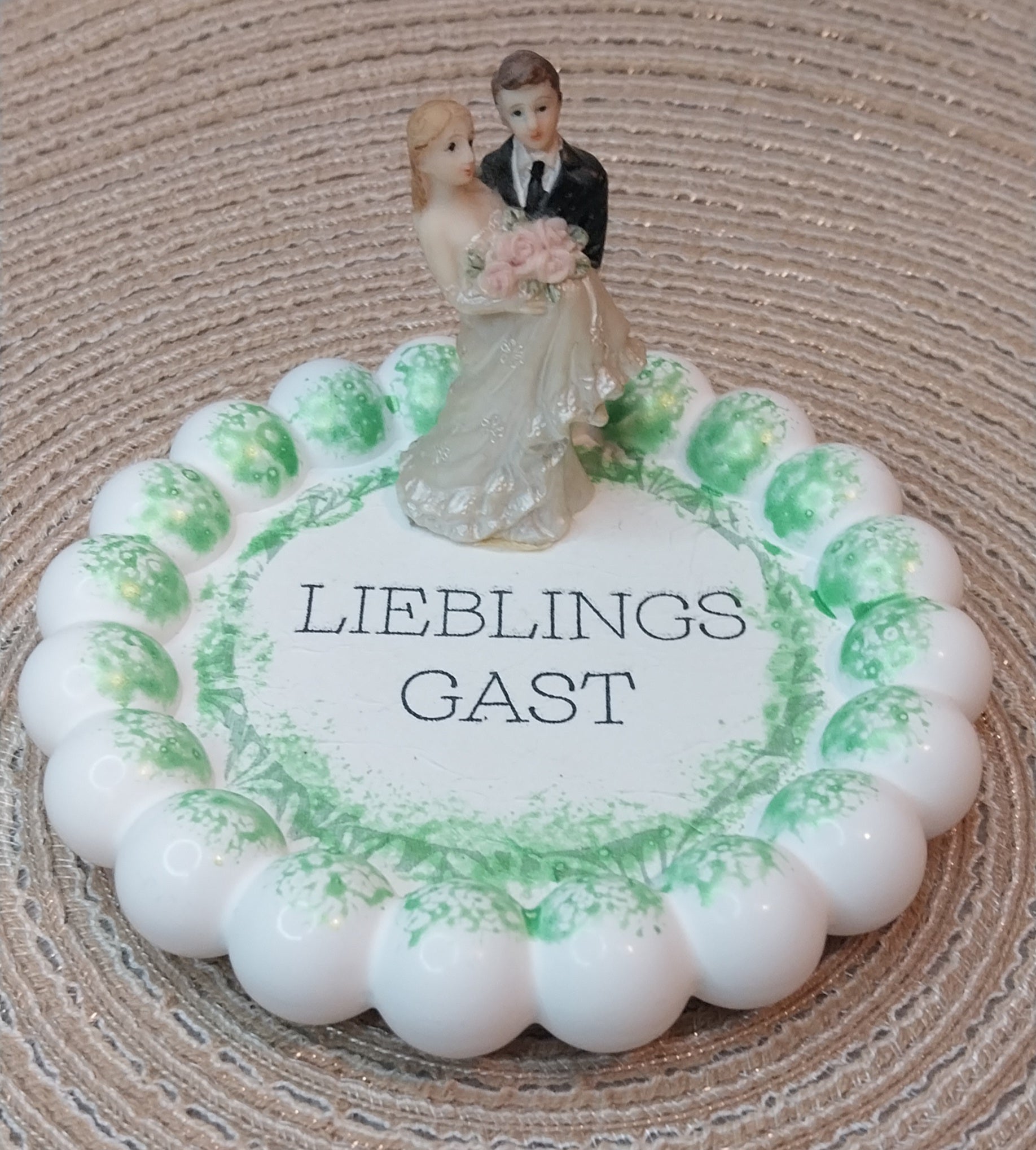 Bubbel Tablett Rund „Lieblingsgast“ – Handgefertigtes Einzelstück mit Servietten-Technik – Dekotablett ca. 16 cm