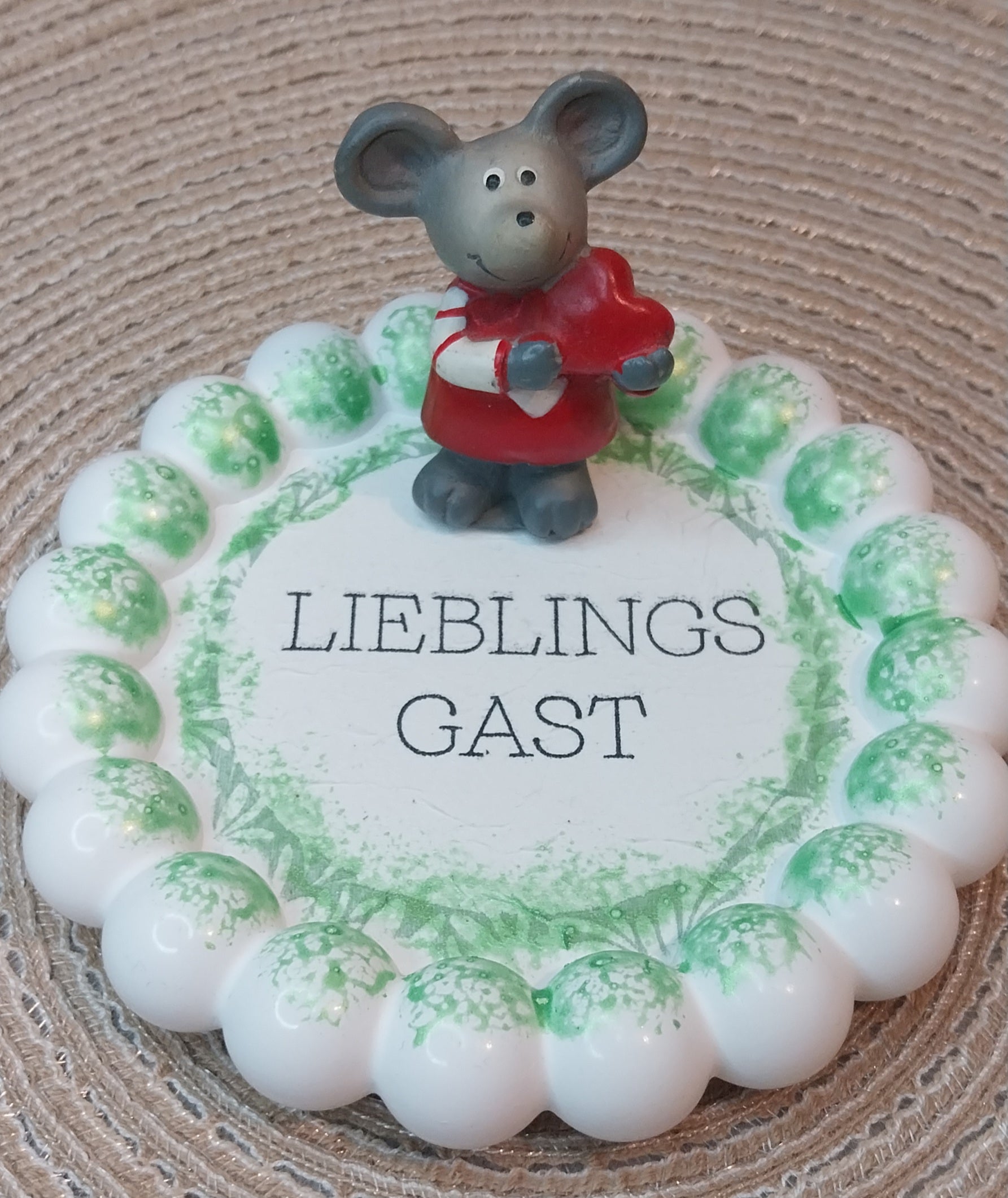 Bubbel Tablett Rund „Lieblingsgast“ – Handgefertigtes Einzelstück mit Servietten-Technik – Dekotablett ca. 16 cm