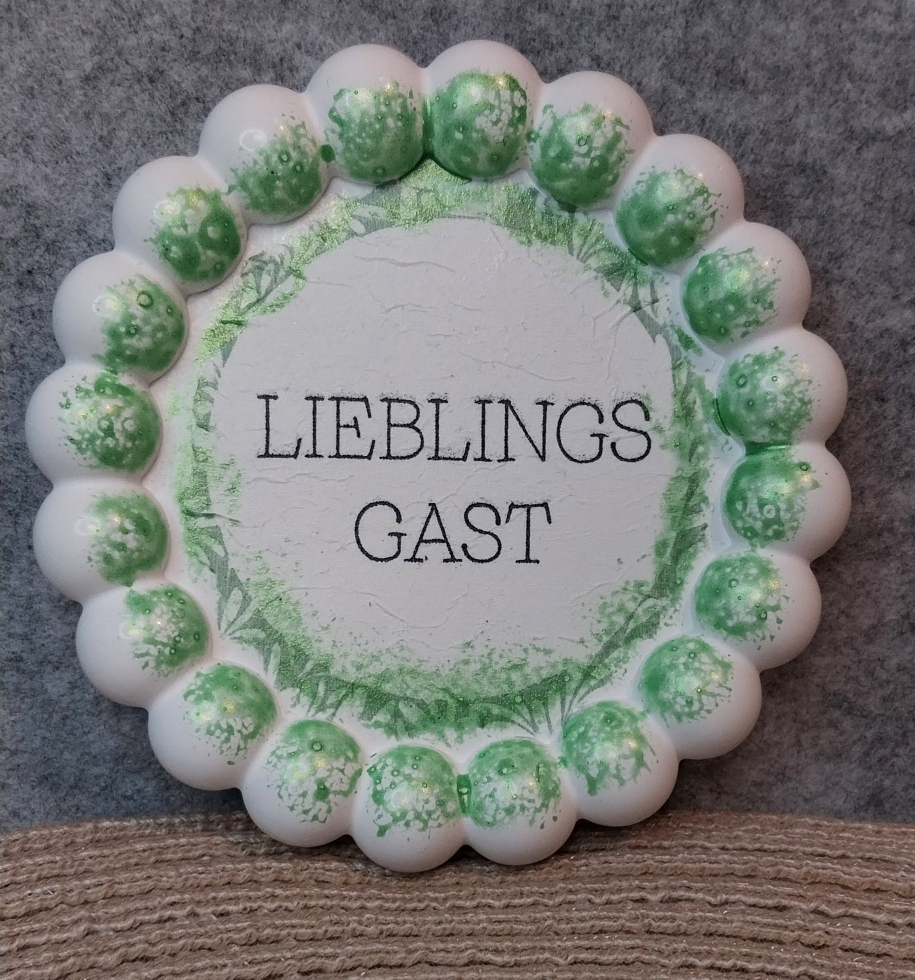 Bubbel Tablett Rund „Lieblingsgast“ – Handgefertigtes Einzelstück mit Servietten-Technik – Dekotablett ca. 16 cm