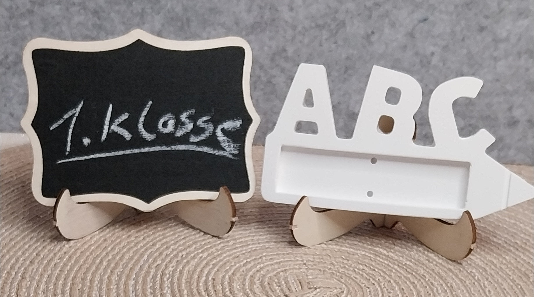 ABC Wunscherfüller aus Keramik in Form eines Bleistifts mit Einschulungsmotiv. Handgefertigter Halter für Geldgeschenke, Gutscheine, Schokolade oder kleine Botschaften, erhältlich in Weiß oder Wunschfarbe, ca. 14 cm breit.