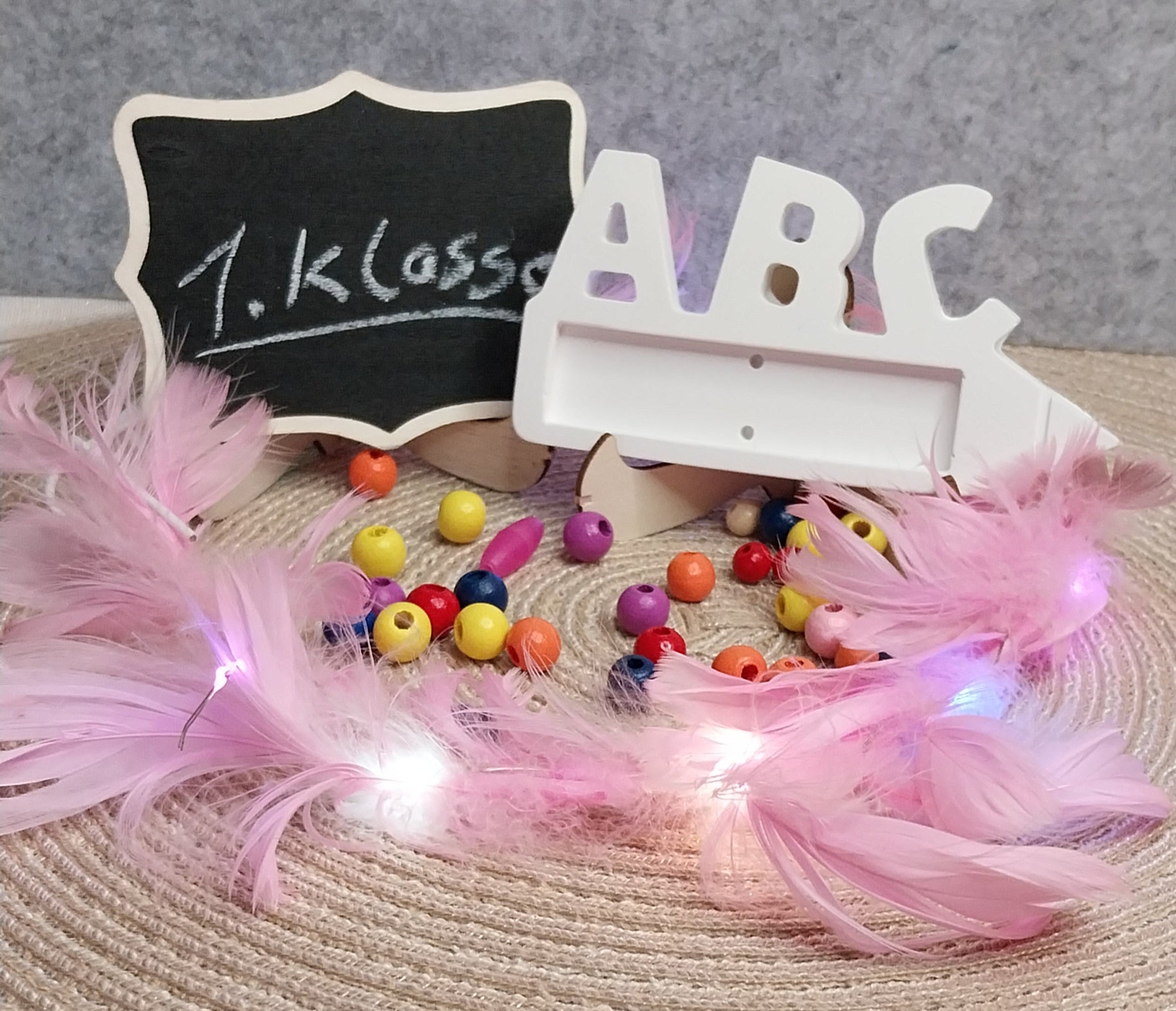 ABC Wunscherfüller aus Keramik in Form eines Bleistifts mit Einschulungsmotiv. Handgefertigter Halter für Geldgeschenke, Gutscheine, Schokolade oder kleine Botschaften, erhältlich in Weiß oder Wunschfarbe, ca. 14 cm breit.