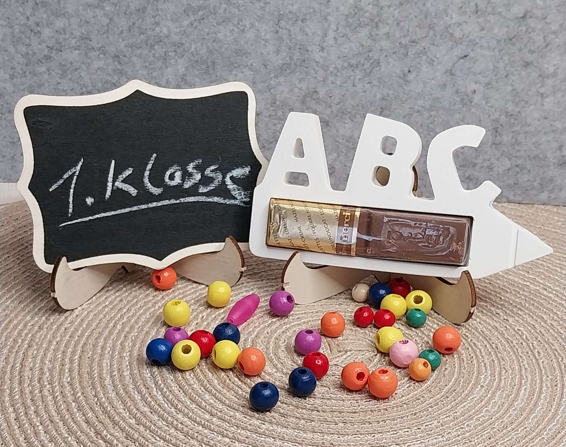 ABC Wunscherfüller aus Keramik in Form eines Bleistifts mit Einschulungsmotiv. Handgefertigter Halter für Geldgeschenke, Gutscheine, Schokolade oder kleine Botschaften, erhältlich in Weiß oder Wunschfarbe, ca. 14 cm breit.