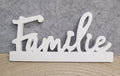 Handgefertigter Keramik-Schriftzug „Familie“ in Weiß oder Wunschfarbe. Versiegelte Dekoration für Regal, Sideboard oder Wohnbereich, optional auf Holzstäbchen erhältlich, ca. 16 cm breit und 7 cm hoch.