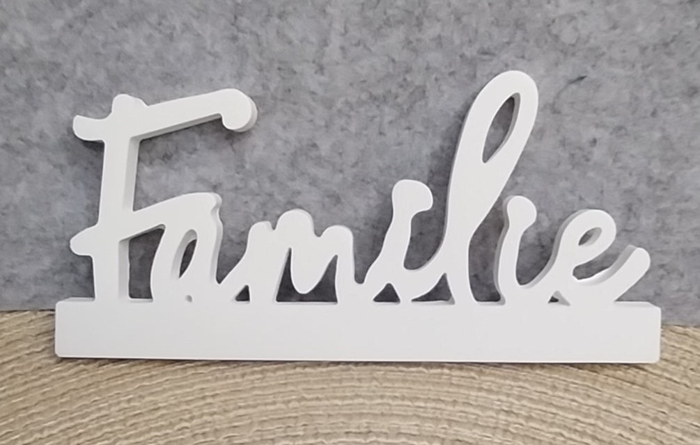 Handgefertigter Keramik-Schriftzug „Familie“ in Weiß oder Wunschfarbe. Versiegelte Dekoration für Regal, Sideboard oder Wohnbereich, optional auf Holzstäbchen erhältlich, ca. 16 cm breit und 7 cm hoch.