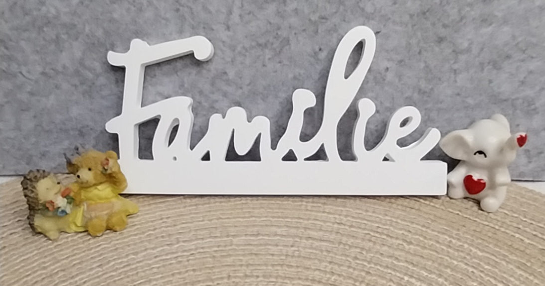 Handgefertigter Keramik-Schriftzug „Familie“ in Weiß oder Wunschfarbe. Versiegelte Dekoration für Regal, Sideboard oder Wohnbereich, optional auf Holzstäbchen erhältlich, ca. 16 cm breit und 7 cm hoch.
