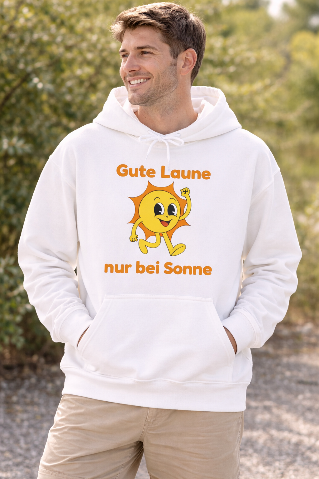 Weißer oder aschgrauer Unisex Hoodie mit dem Spruch „Gute Laune nur bei Sonne“ und fröhlichem Sonnenmotiv für Sommerfans und Sonnenliebhaber.