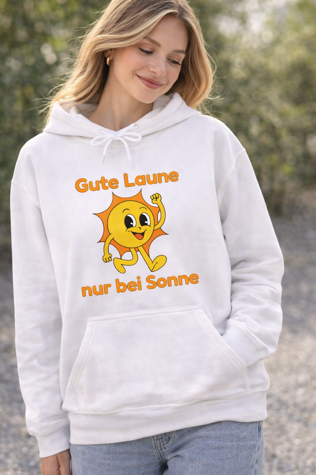 Weißer oder aschgrauer Unisex Hoodie mit dem Spruch „Gute Laune nur bei Sonne“ und fröhlichem Sonnenmotiv für Sommerfans und Sonnenliebhaber.