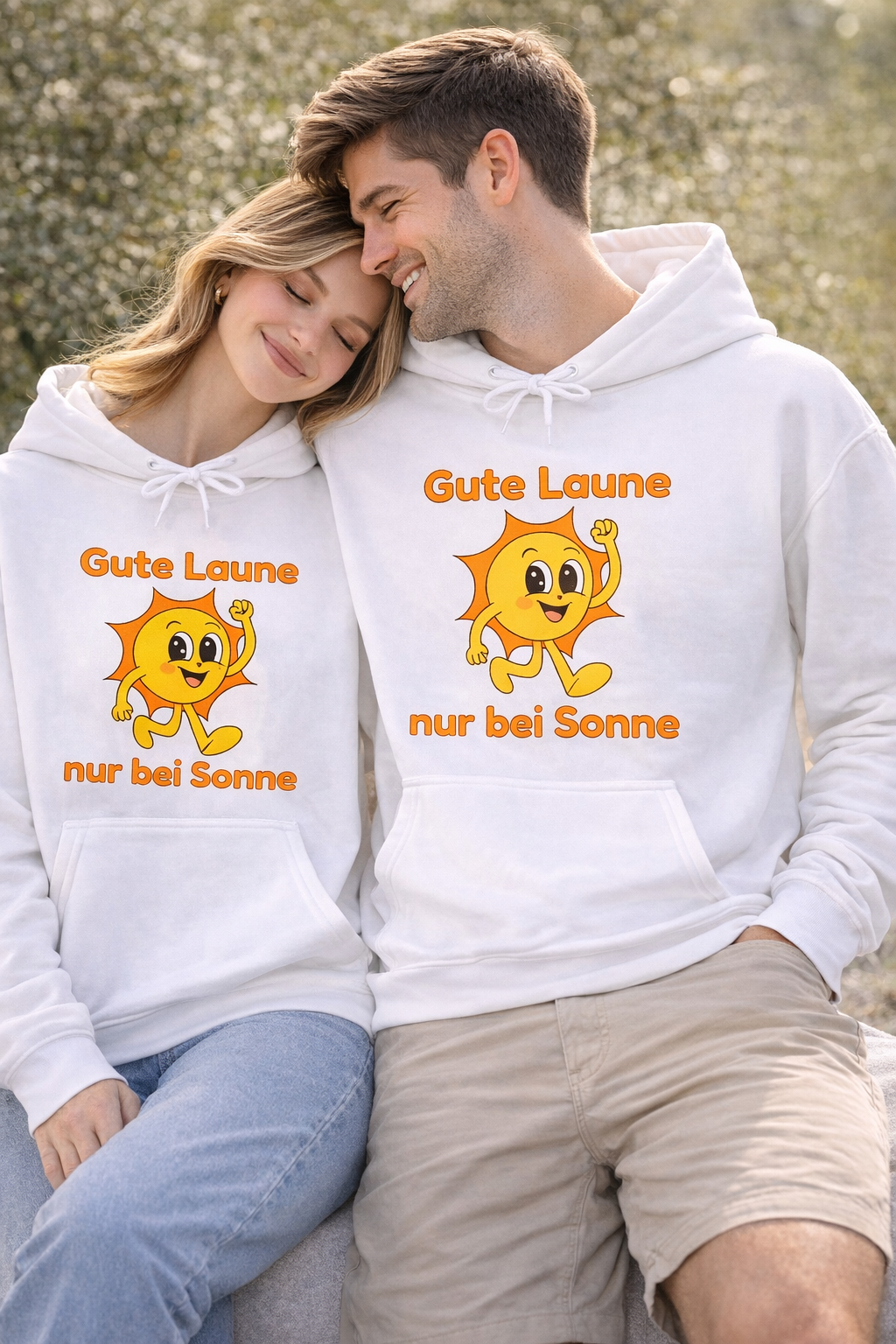 Weißer oder aschgrauer Unisex Hoodie mit dem Spruch „Gute Laune nur bei Sonne“ und fröhlichem Sonnenmotiv für Sommerfans und Sonnenliebhaber.