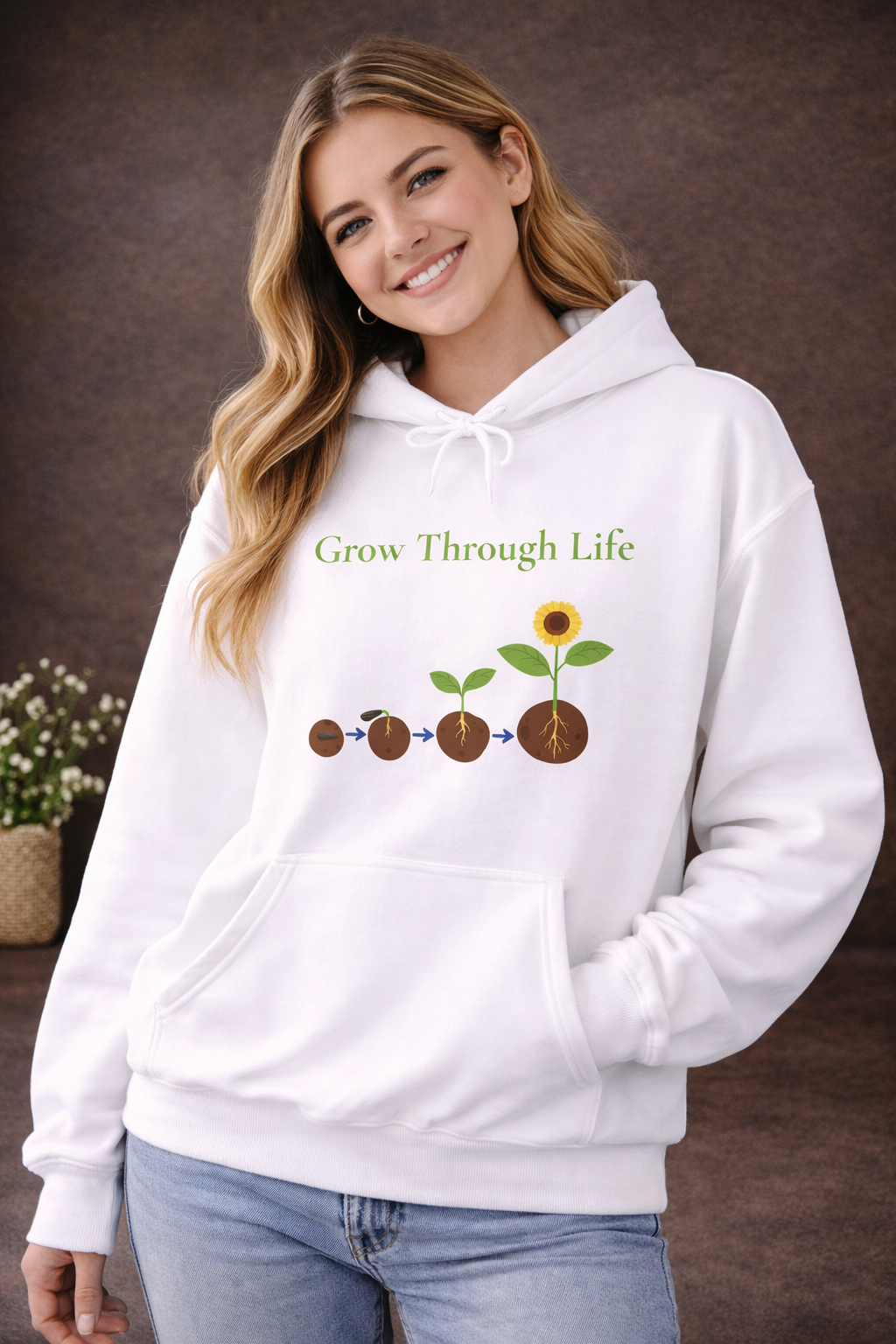 Weißer oder schwarzer Unisex Hoodie mit dem Schriftzug „Grow Through Life“ und einer Illustration vom Samen bis zur blühenden Sonnenblume als Symbol für persönliches Wachstum.