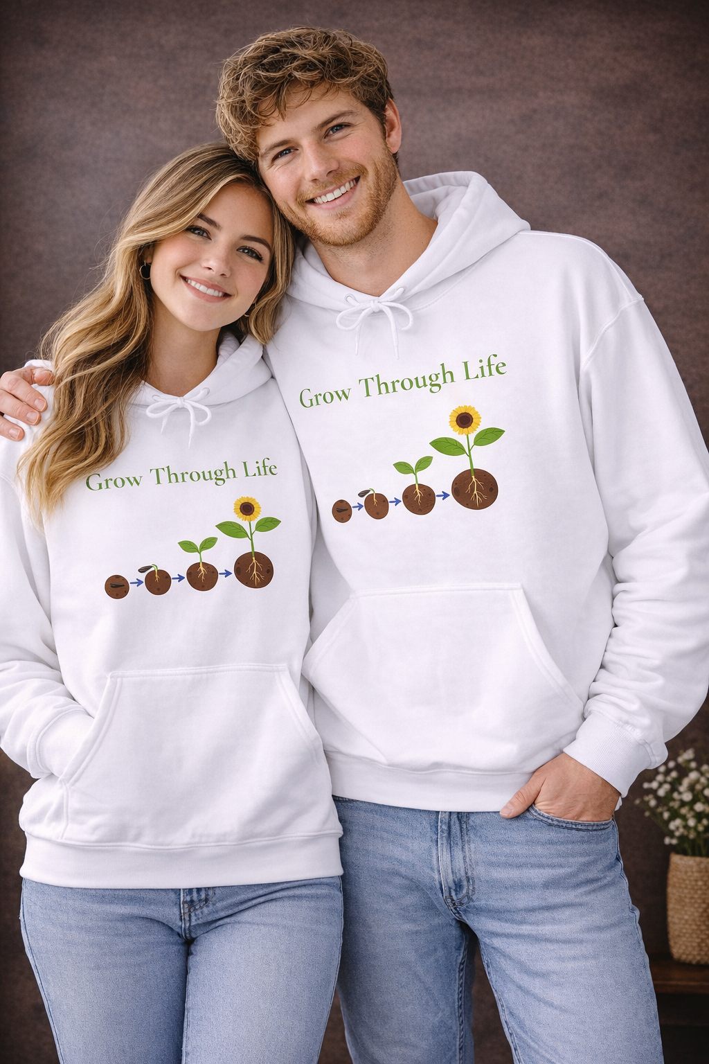 Weißer oder schwarzer Unisex Hoodie mit dem Schriftzug „Grow Through Life“ und einer Illustration vom Samen bis zur blühenden Sonnenblume als Symbol für persönliches Wachstum.