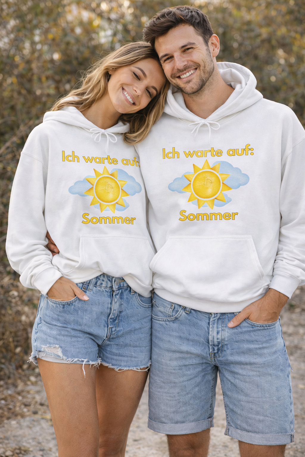 Weißer oder navyblauer Unisex Hoodie mit dem Spruch „Ich warte auf Sommer“ und Sonnenmotiv für Sommerliebhaber, Urlauber und Sonnenfans.