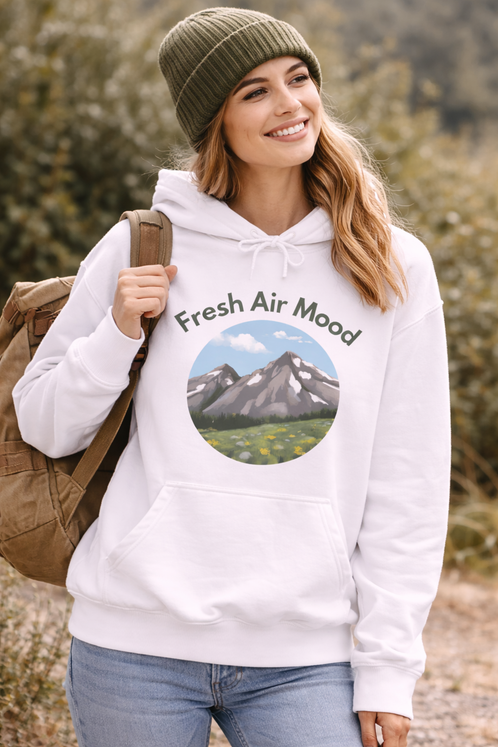 Weißer oder aschgrauer Unisex Hoodie mit dem Schriftzug „Fresh Air Mood“ und Berglandschaft-Motiv für Wanderer, Naturliebhaber und Outdoor-Fans.