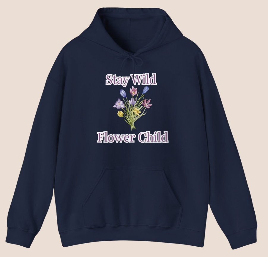 Weißer Unisex-Hoodie mit Wildblumen-Motiv und dem Schriftzug „Stay Wild Flower Child“ in sanften Lilatönen auf der Vorderseite.