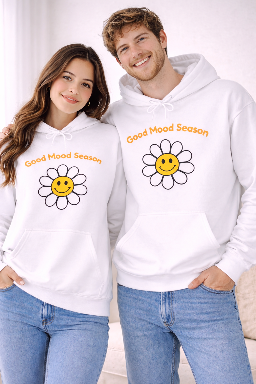 Weißer Unisex-Hoodie mit gelbem Smiley-Blumenmotiv und dem Schriftzug „Good Mood Season“ auf der Vorderseite.