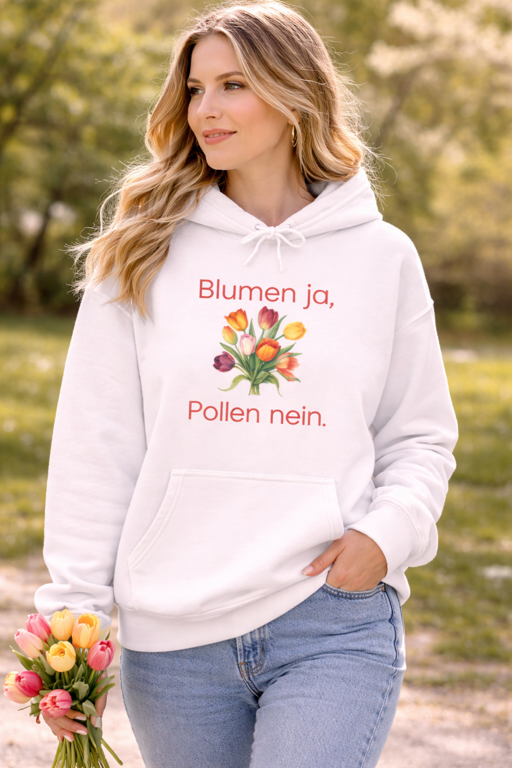 Weißer Unisex-Hoodie mit buntem Blumenstrauß und dem humorvollen Spruch „Blumen ja, Pollen nein“ auf der Vorderseite.