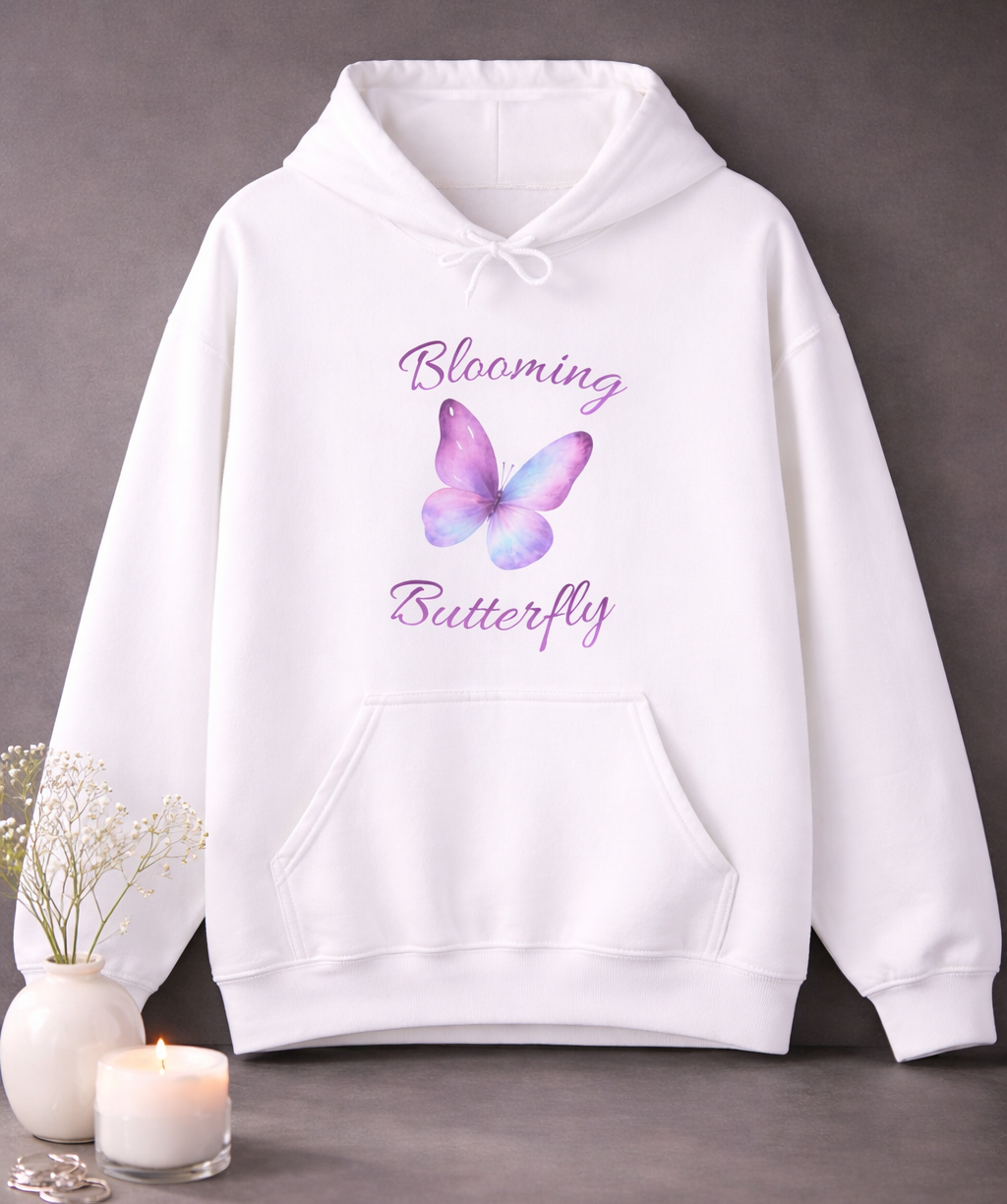 Weißer Unisex-Hoodie mit lila Schmetterlingsmotiv und dem Schriftzug „Blooming Butterfly“ auf der Vorderseite.