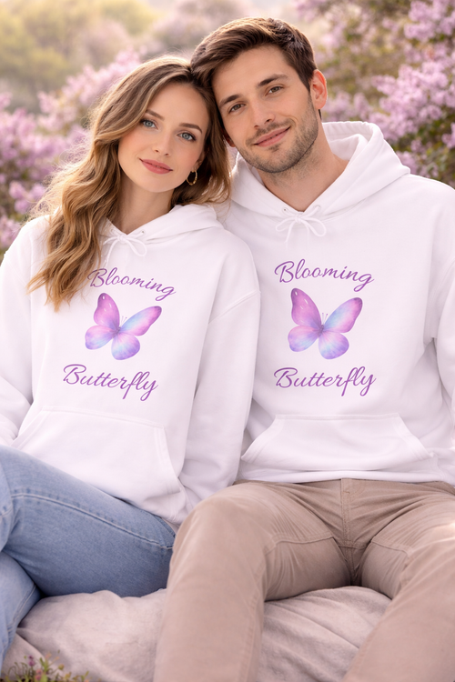 Weißer Unisex-Hoodie mit lila Schmetterlingsmotiv und dem Schriftzug „Blooming Butterfly“ auf der Vorderseite.