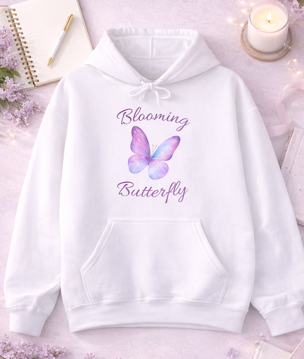 Weißer Unisex-Hoodie mit lila Schmetterlingsmotiv und dem Schriftzug „Blooming Butterfly“ auf der Vorderseite.