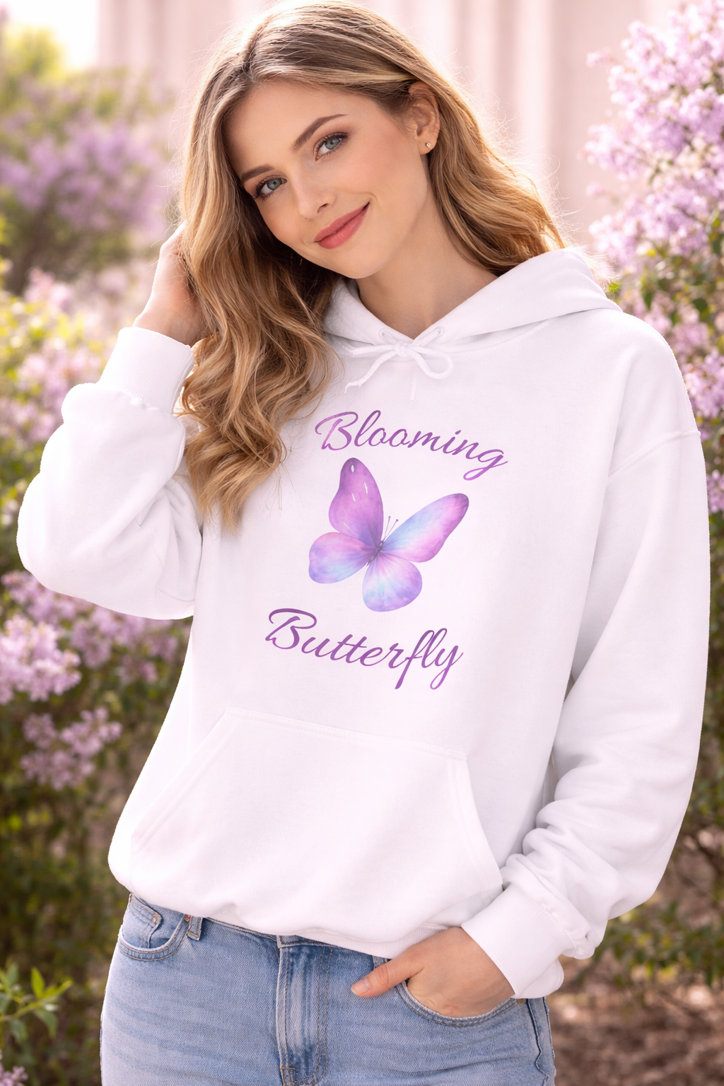 Weißer Unisex-Hoodie mit lila Schmetterlingsmotiv und dem Schriftzug „Blooming Butterfly“ auf der Vorderseite.
