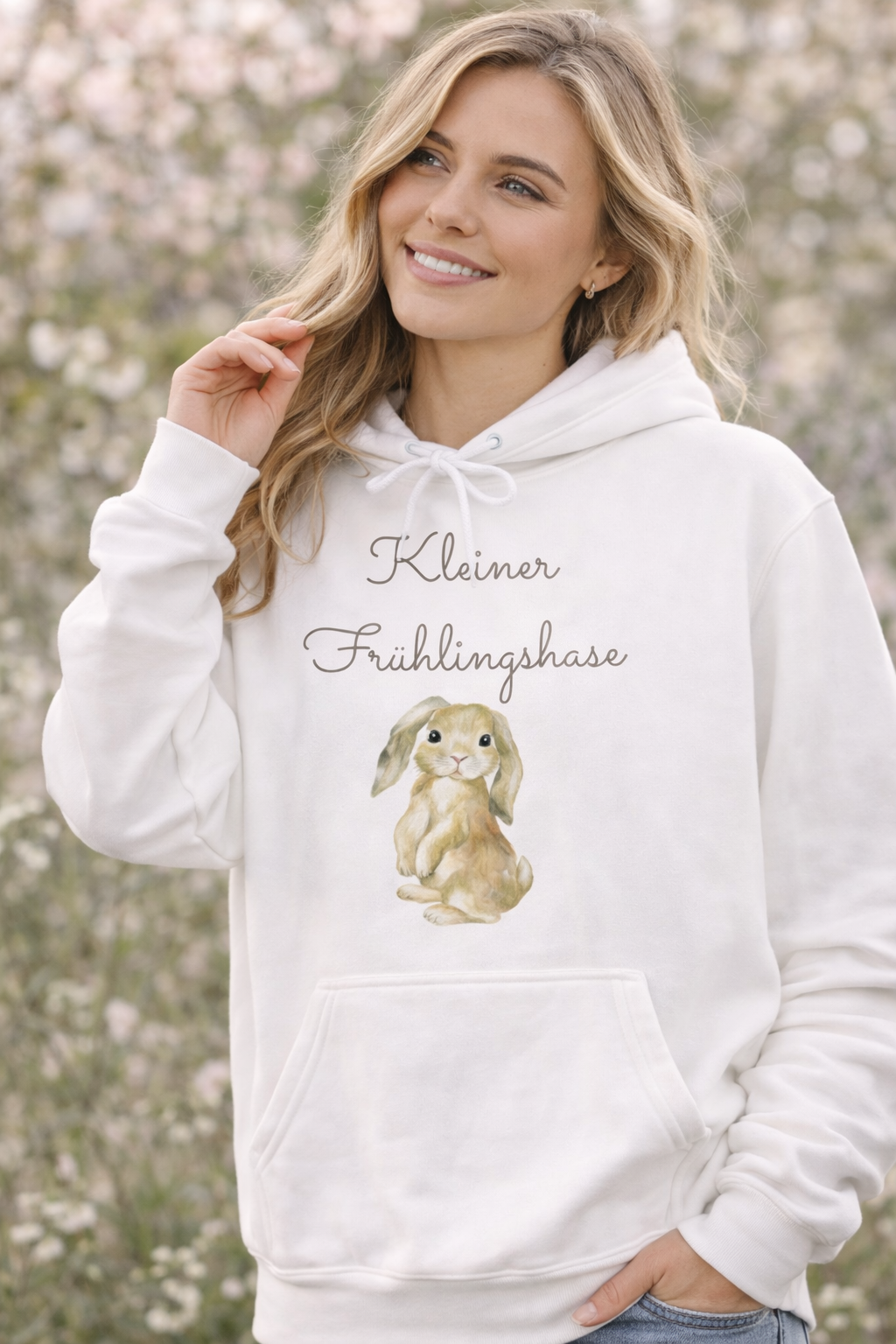 Weißer Unisex-Hoodie mit süßem Hasenmotiv und dem Schriftzug „Kleiner Frühlingshase“ auf der Vorderseite.