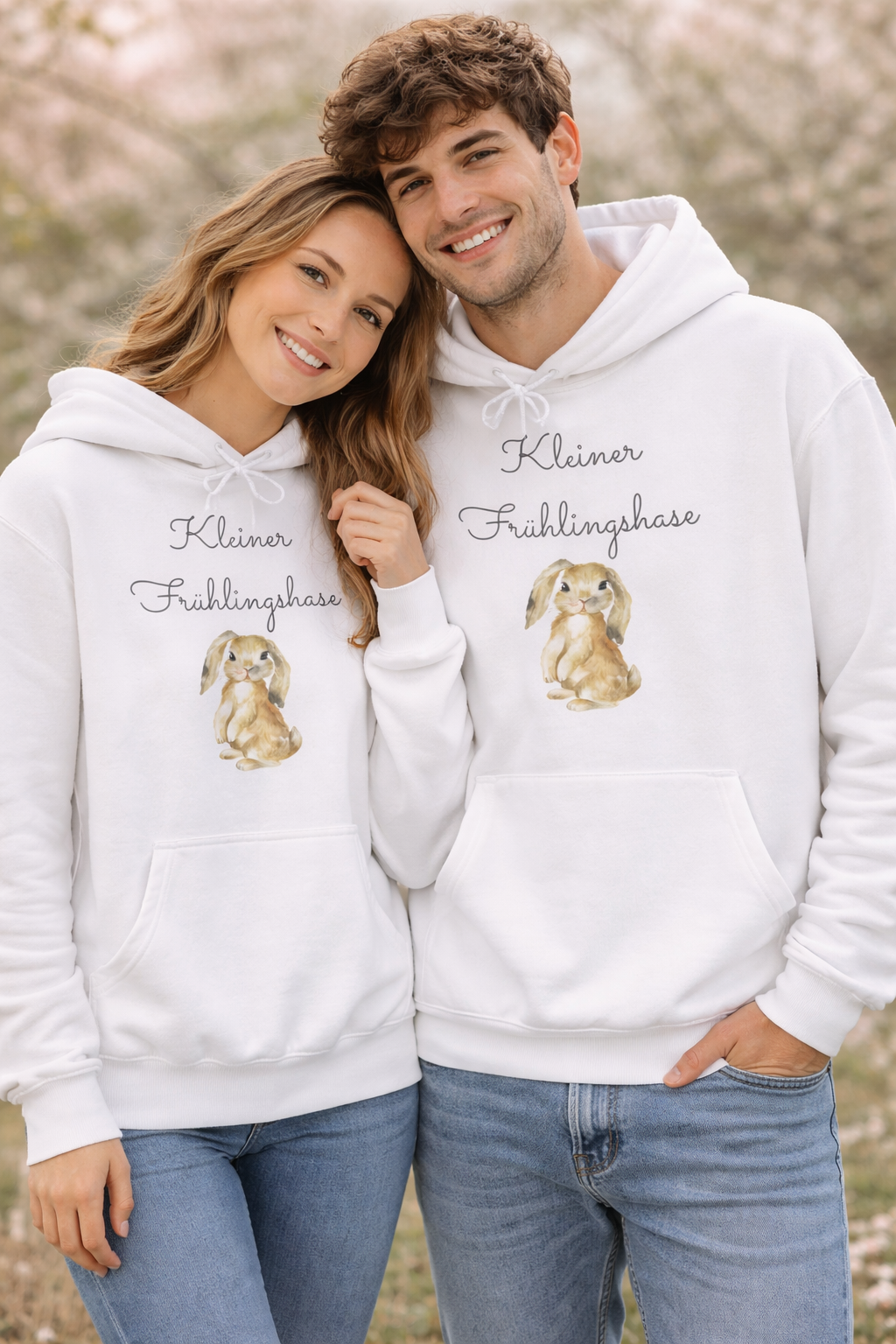 Weißer Unisex-Hoodie mit süßem Hasenmotiv und dem Schriftzug „Kleiner Frühlingshase“ auf der Vorderseite.