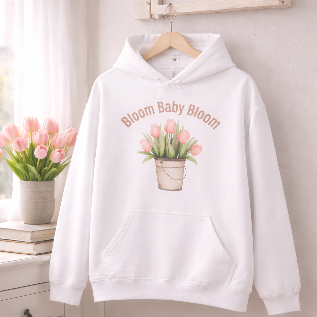 Weißer Unisex-Hoodie mit Tulpenmotiv im Blumentopf und dem Schriftzug „Bloom Baby Bloom“ auf der Vorderseite.