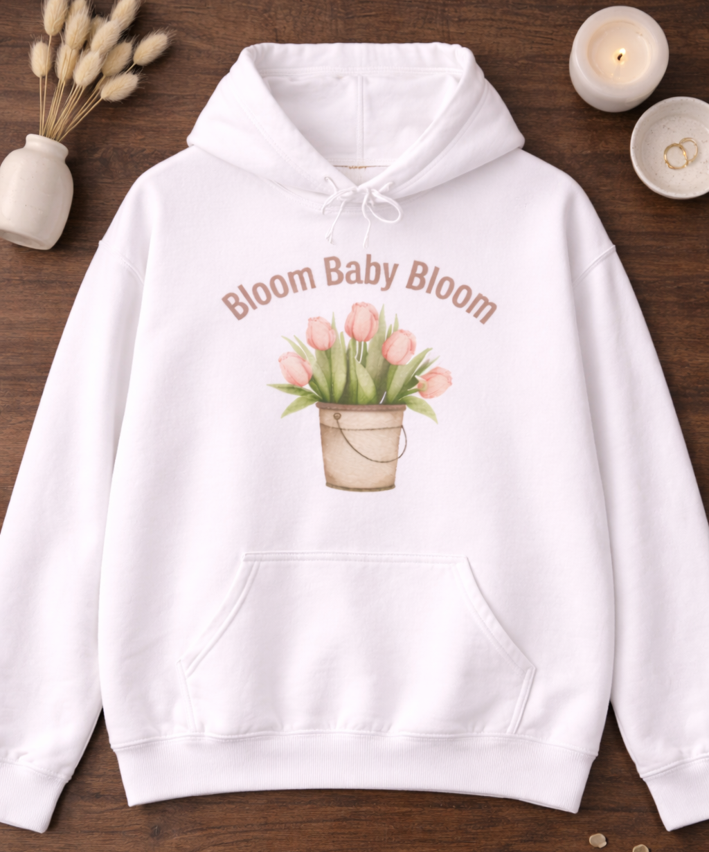 Weißer Unisex-Hoodie mit Tulpenmotiv im Blumentopf und dem Schriftzug „Bloom Baby Bloom“ auf der Vorderseite.