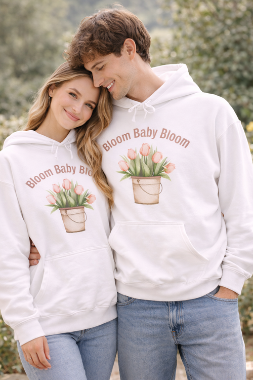 Weißer Unisex-Hoodie mit Tulpenmotiv im Blumentopf und dem Schriftzug „Bloom Baby Bloom“ auf der Vorderseite.