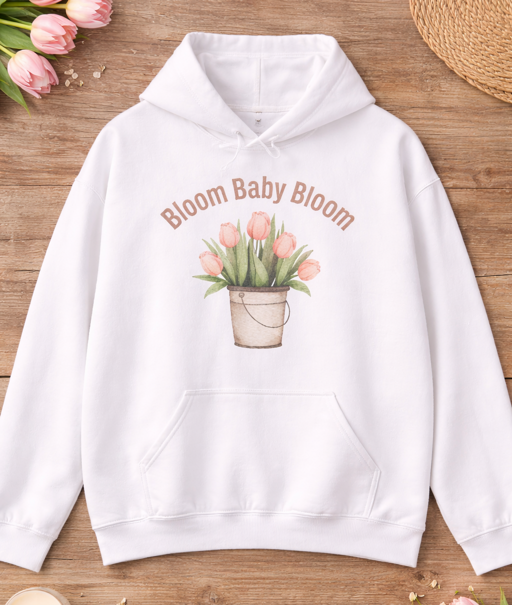 Weißer Unisex-Hoodie mit Tulpenmotiv im Blumentopf und dem Schriftzug „Bloom Baby Bloom“ auf der Vorderseite.