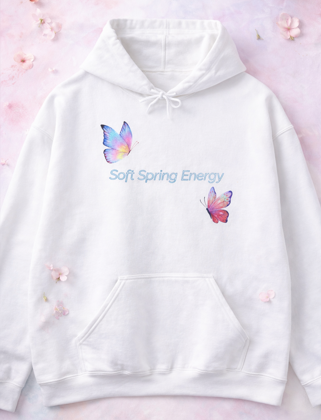 Weißer Unisex-Hoodie mit zwei bunten Schmetterlingen in Pastelltönen und dem Schriftzug „Soft Spring Energy“ auf der Vorderseite.
