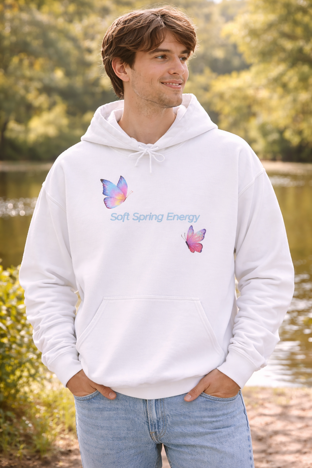 Weißer Unisex-Hoodie mit zwei bunten Schmetterlingen in Pastelltönen und dem Schriftzug „Soft Spring Energy“ auf der Vorderseite.