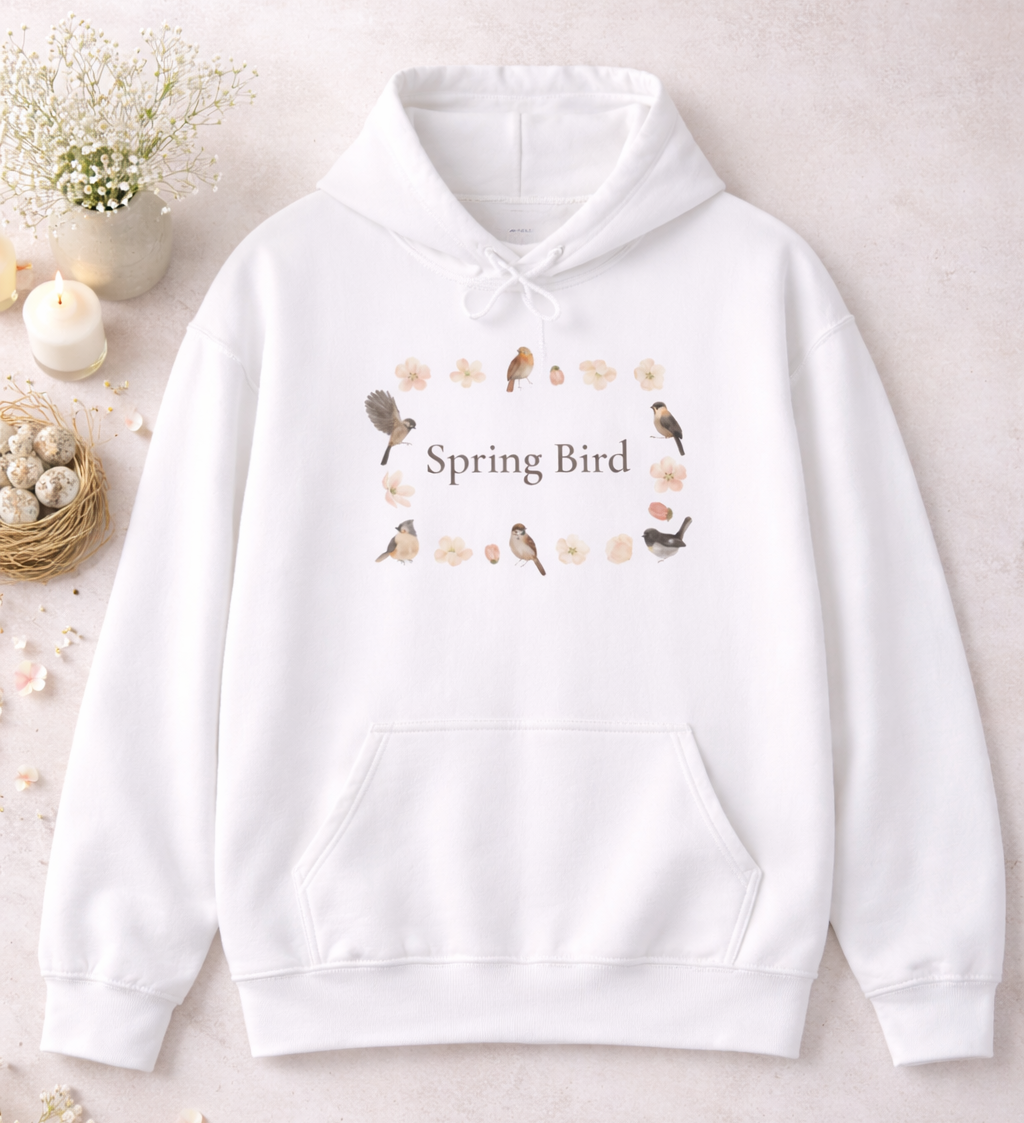 Weißer Unisex-Hoodie mit dem Schriftzug „Spring Bird“, umgeben von kleinen Vögeln und zarten Blütenmotiven in einem Frühlingskranz.