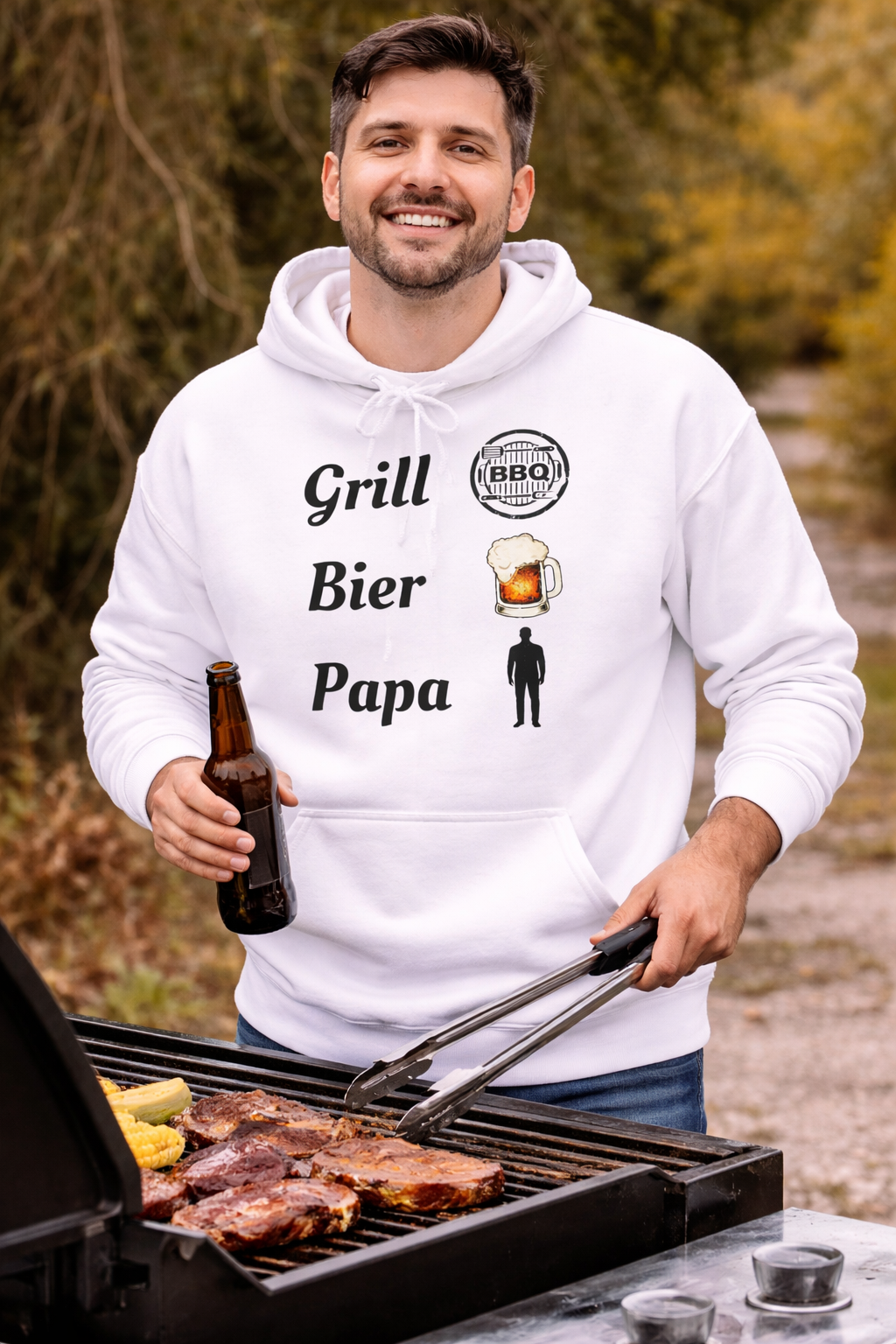 Weißer Hoodie mit dem Schriftzug „Grill Bier Papa“ sowie Symbolen für Grill, Bier und Papa – ideales Design für Grillfans.