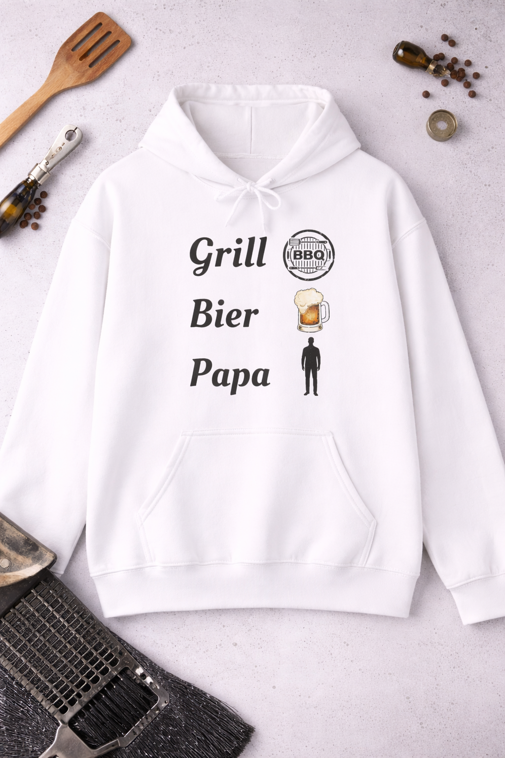 Weißer Hoodie mit dem Schriftzug „Grill Bier Papa“ sowie Symbolen für Grill, Bier und Papa – ideales Design für Grillfans.