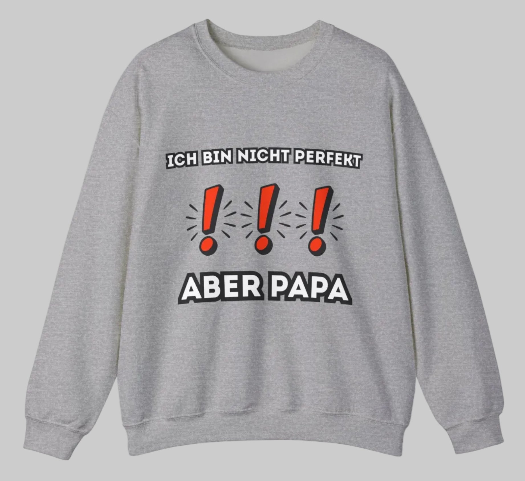 Weißes und sportgraues Unisex-Sweatshirt mit dem Aufdruck „Ich bin nicht perfekt. ABER PAPA“ und drei roten Ausrufezeichen als auffälliges Designelement.