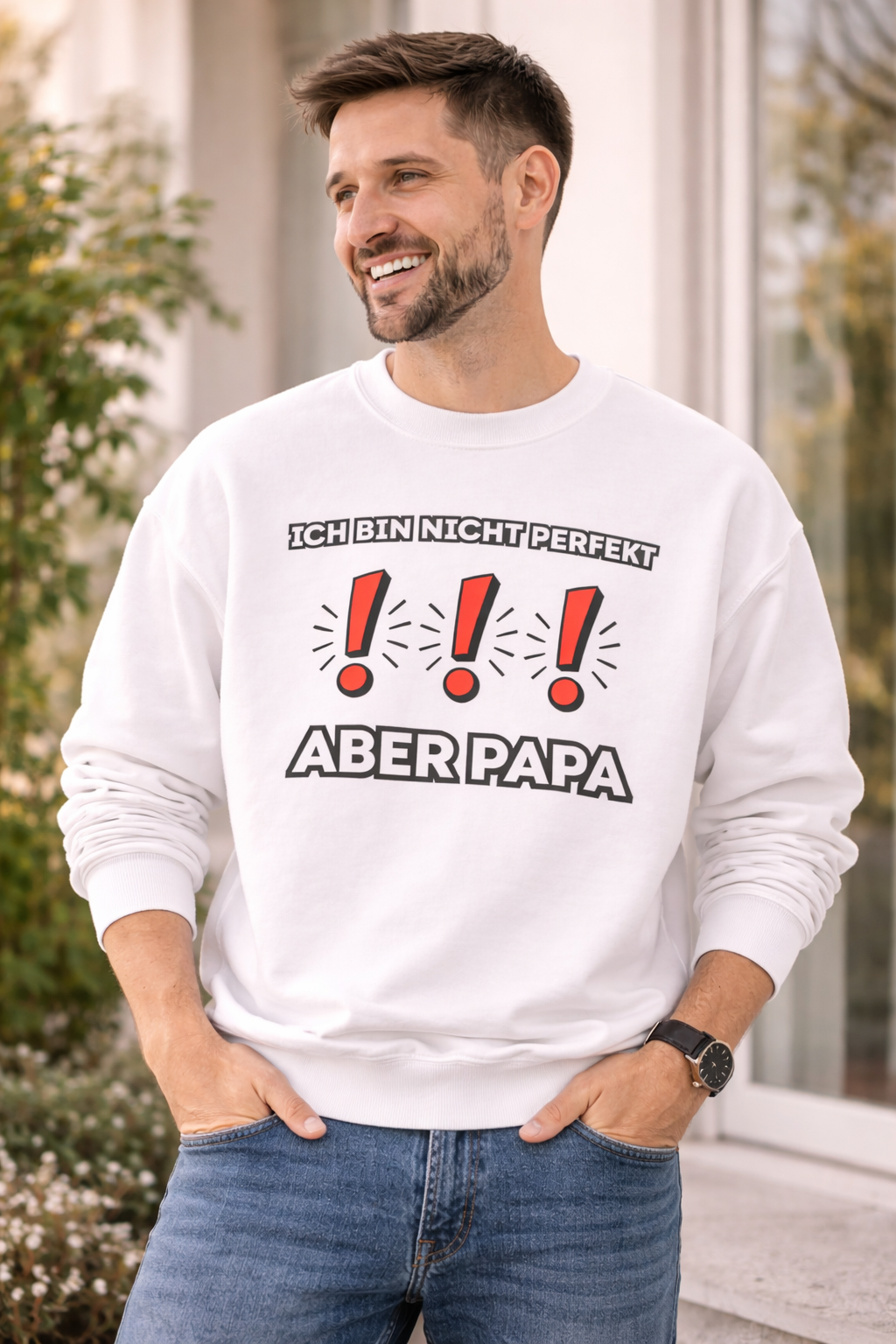Weißes und sportgraues Unisex-Sweatshirt mit dem Aufdruck „Ich bin nicht perfekt. ABER PAPA“ und drei roten Ausrufezeichen als auffälliges Designelement.