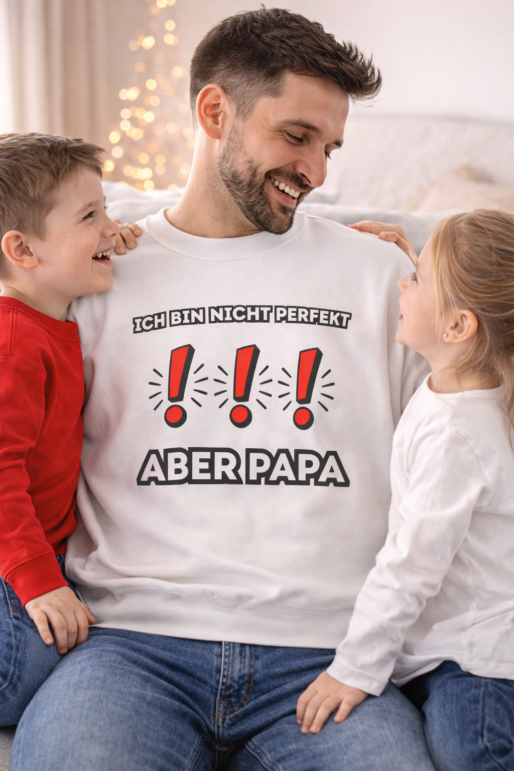 Weißes und sportgraues Unisex-Sweatshirt mit dem Aufdruck „Ich bin nicht perfekt. ABER PAPA“ und drei roten Ausrufezeichen als auffälliges Designelement.