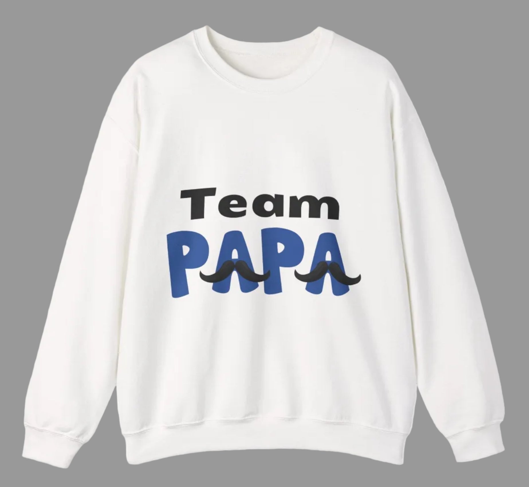 Weißes und hellblaues Unisex-Sweatshirt mit dem Schriftzug „Team Papa“ in Schwarz und Blau sowie dekorativen Schnurrbart-Elementen.