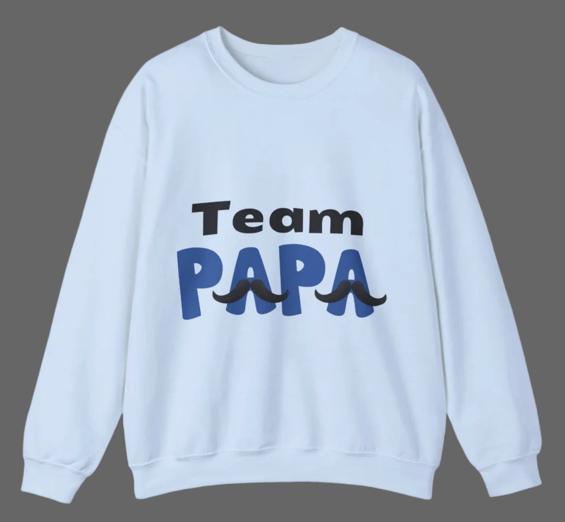 Weißes und hellblaues Unisex-Sweatshirt mit dem Schriftzug „Team Papa“ in Schwarz und Blau sowie dekorativen Schnurrbart-Elementen.