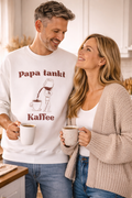 Weißes und sandfarbenes Unisex-Sweatshirt mit dem Aufdruck „Papa tankt Kaffee“ und einer humorvollen Illustration einer Person, die Kaffee aus einer großen Kanne in eine Tasse gießt.