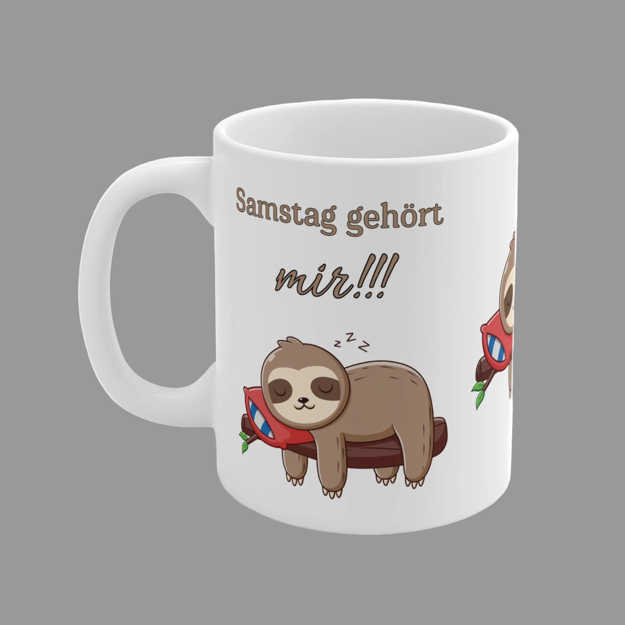Weiße 300-ml-Keramiktasse mit schlafendem Faultier auf einem Ast und dem Spruch „Samstag gehört mir!!!“ – lustige Tasse für entspannte Wochenenden.