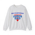Weißes Unisex Sweatshirt mit dem Aufdruck „Held im Hintergrund – Super Dad“ als Geschenkidee für Papa zum Vatertag, Geburtstag oder Weihnachten.
