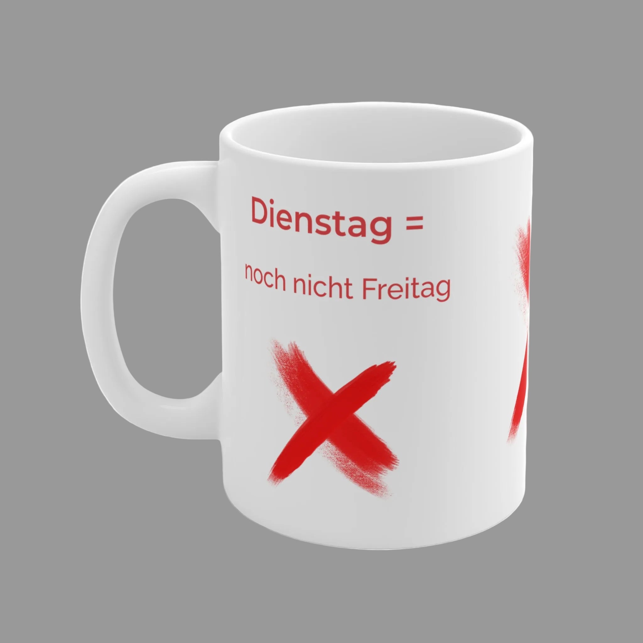Weiße 300-ml-Keramiktasse mit dem humorvollen Spruch „Dienstag = noch nicht Freitag“ und einem roten X als witziges Büro- und Homeoffice-Geschenk.