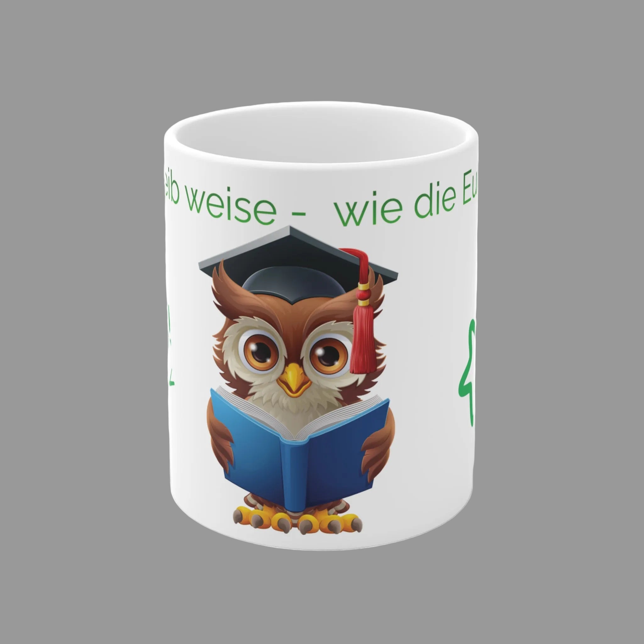 Weiße 330 ml Keramiktasse mit einer niedlichen Eule im Doktorhut, die ein Buch liest, und dem Spruch „Bleib weise – wie die Eule“ – motivierende Geschenktasse für Lehrer, Schüler und Bücherfans.
