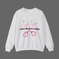 Weißes Unisex Sweatshirt mit dem Schriftzug „Bride Squad – Letzte Nacht in Freiheit“ sowie rosa Herz-Handschellen – ideales Outfit für den Junggesellinnenabschied.