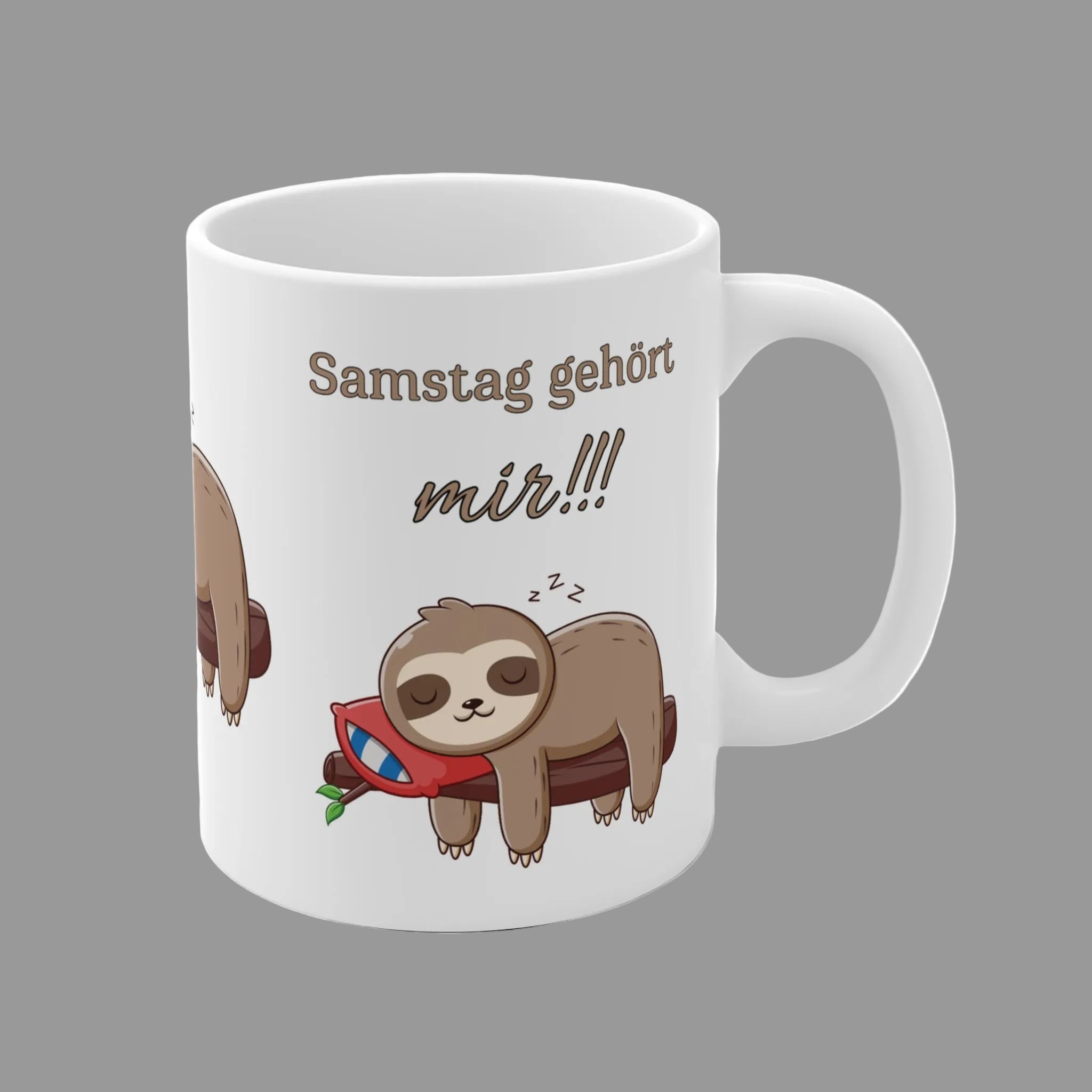 Weiße 300-ml-Keramiktasse mit schlafendem Faultier auf einem Ast und dem Spruch „Samstag gehört mir!!!“ – lustige Tasse für entspannte Wochenenden.
