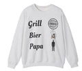 Weißes und aschefarbenes Unisex-Sweatshirt mit dem Aufdruck „Grill. Bier. Papa.“ sowie Symbolen für BBQ, Bierkrug und Papa – humorvolles Design für Grillfans.